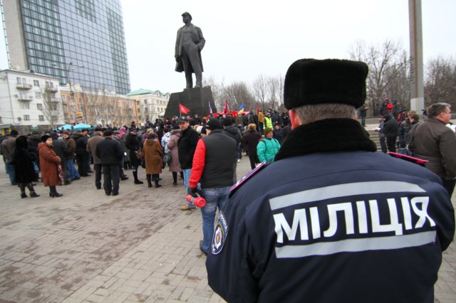 Работа сторожа донецк. Донецк горсовет. Кто охраняет Ленина.